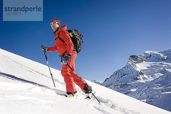 Österreich  Mann beim Skifahren am Berg im Salzburger Land