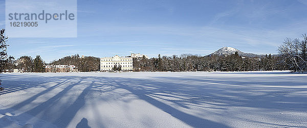 Österreich  Salzburg  Blick auf Schloss leopoldskron  Hohensalzburg und Gaisberg