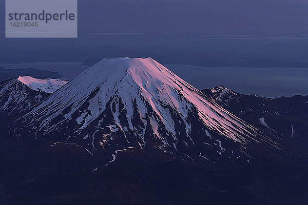 Neuseeland  Blick auf den Vulkan Ngauruhoe in der Abenddämmerung