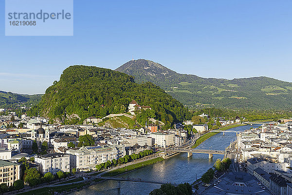 Österreich  Salzburg  Blick auf Kapuzinerberg und Gaisberg an der Salzach