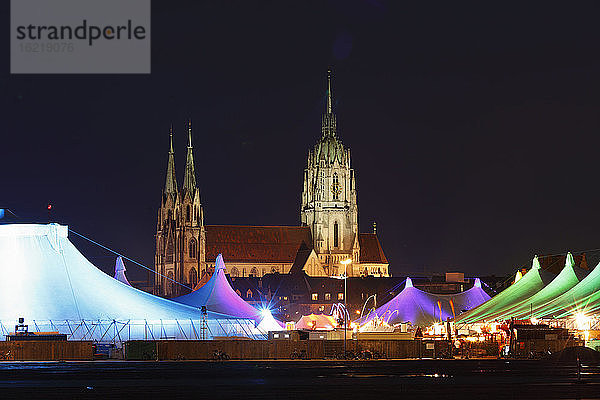 Deutschland  Bayern  München  Blick auf das Winter-Tollwood-Festival und die St. Paulskirche
