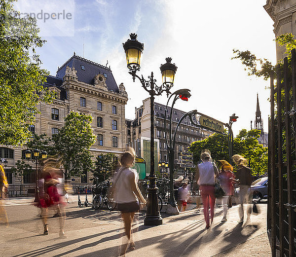 Touristen auf einer Straße in Paris  Frankreich