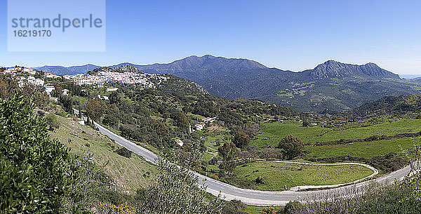 Spanien  Blick auf Jimena de la Frontera und den Naturpark Los Alcornocales