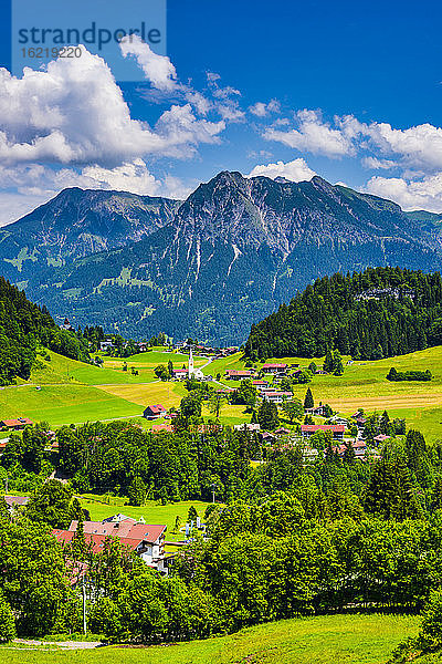 Deutschland  Bayern  Tiefenbach  Ländliches Dorf in den Allgäuer Alpen mit Entschenkopf und Rubihorn im Hintergrund