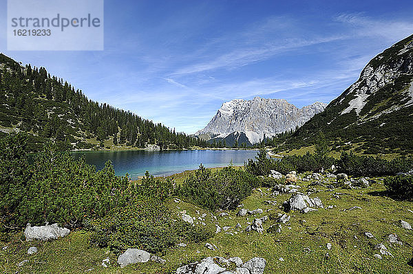 Österreich  Tirol  Blick auf Seebensee und Zugspitze