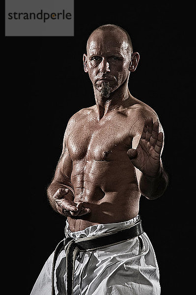 Deutschland  Bayern  Älterer Mann beim Karate  Porträt