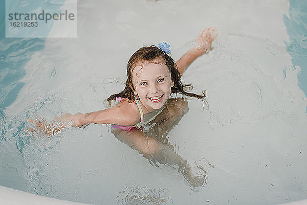 Porträt eines glücklichen Mädchens in einem aufblasbaren Schwimmbecken