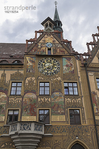 Deutschland  Baden Württemberg  Ulm  Ansicht des Rathauses mit Uhr