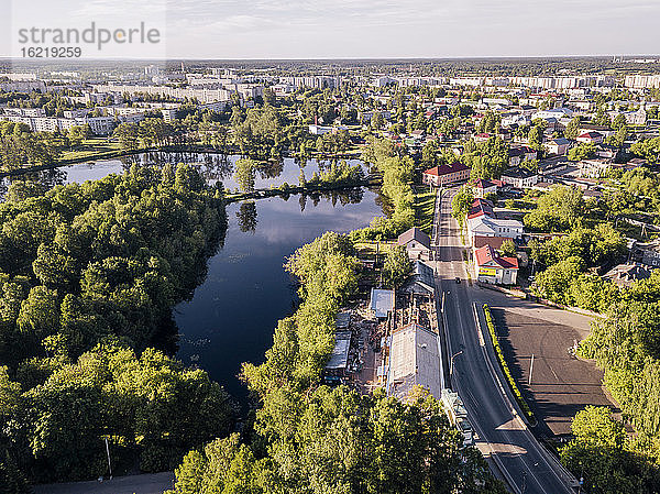 Russland  Oblast Leningrad  Tichwin  Luftaufnahme der Straße entlang der Tabori-Teiche