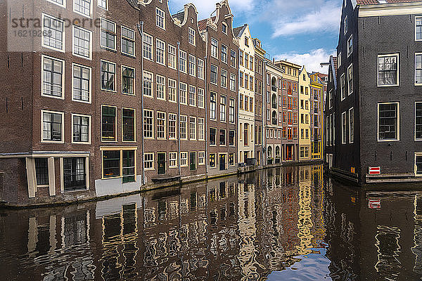 Niederlande  Nordholland  Amsterdam  Historische Häuser entlang der Gracht in Binnenstad
