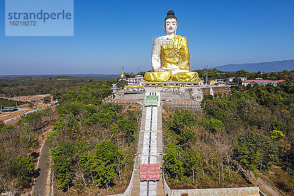Myanmar  Mon-Staat  Riesiger sitzender Buddha unterhalb der Kyaiktiyo-Pagode