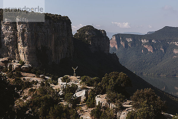 Mitteldistanz eines Mannes mit erhobenen Armen auf einem Berg in Vilanova de Sau  Katalonien  Spanien