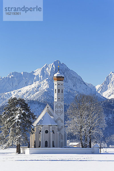 Deutschland  Bayern  Blick auf die Kirche St. Coloman vor den Tannheimer Bergen