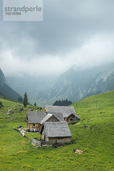 Schweiz  Blick auf eine Berghütte am Seealpsee
