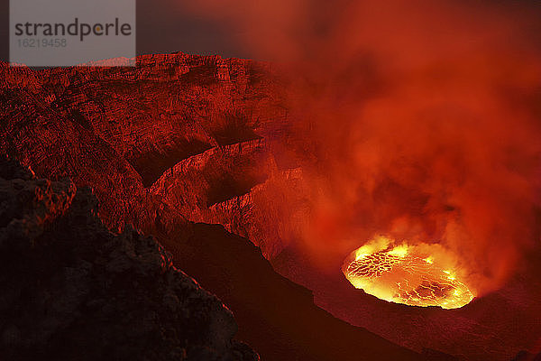 Afrika  Kongo  Blick auf die Lava des Vulkans Nyiragongo