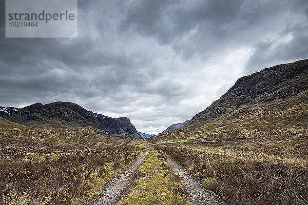 Vereinigtes Königreich  Schottland  Blick auf eine Landstraße  die durch Glen Coe führt