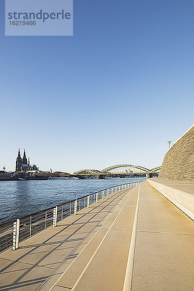 Deutschland  Nordrhein-Westfalen  Köln  Rheinboulevard mit Hohenzollernbrücke und Kölner Dom im Hintergrund