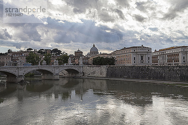 Italien  Rom  Vatikan über Tiber