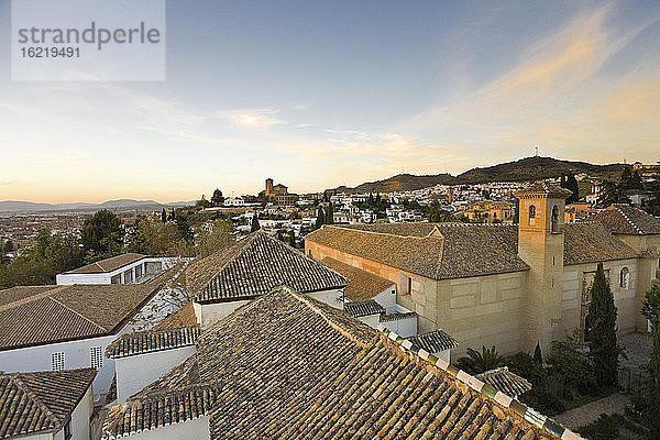 Spanien  Andalusien  Granada  Blick auf die Altstadt  Santa Isabel La Real und die Kirche San Cristobal im Hintergrund