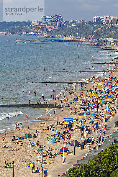England  Menschen am Strand von Bournemouth