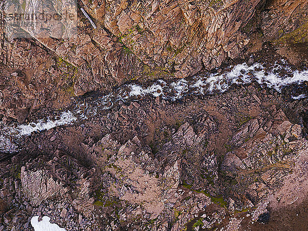 Russland  Gebiet Murmansk  Teriberka  Luftaufnahme eines Wasserfalls  der über eine felsige Oberfläche fließt
