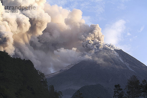 Indonesien  Rauch steigt vom Vulkan auf