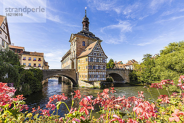 Deutschland  Bayern  Bamberg  Fluss Regnitz und altes Rathaus im Frühling