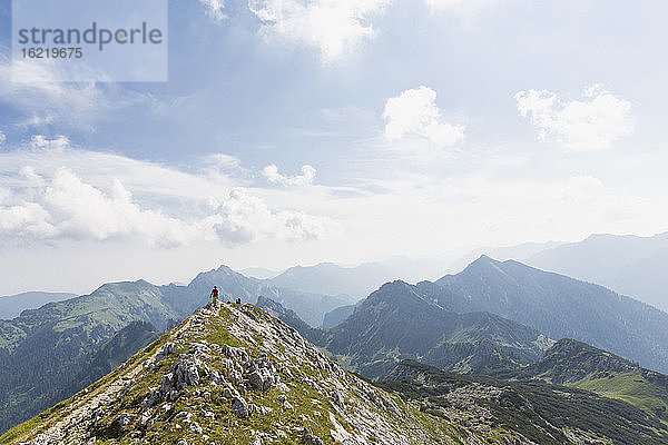 Deutschland  Bayern  Ammergauer Alpen  Blick auf Wanderer auf Gratwanderung zur Ammergauer Hochplatte