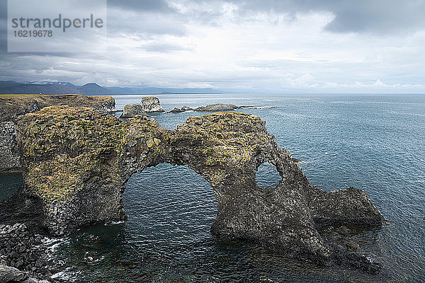 Island  Arnarstarpi  Blick auf natürlichen Bogen im Meer
