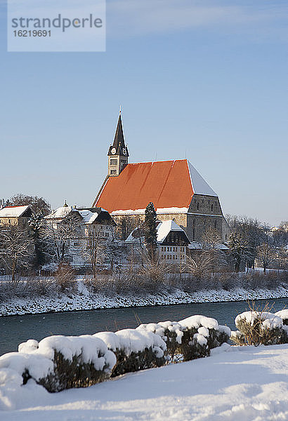 Deutschland  Bayern  Ansicht der gotischen Stiftskirche an der Salzach