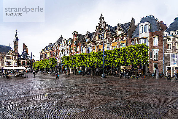 Niederlande  Nordholland  Haarlem  Häuser am leeren Grote Markt