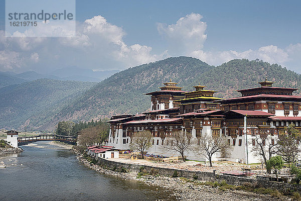 Bhutan  Blick auf Punakha dzong vom Flussufer aus