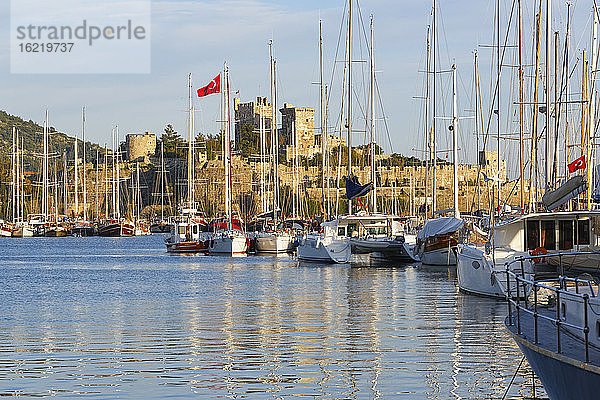 Türkei  Bodrum  Blick auf den Yachthafen und die Burg St. Peter