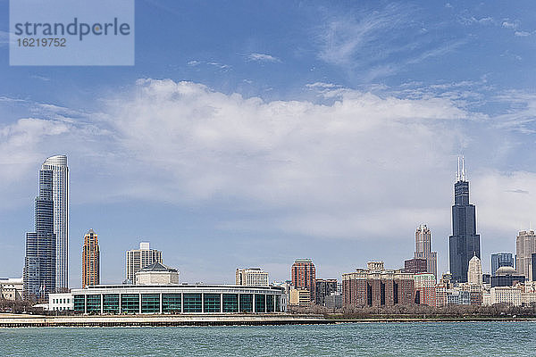 USA  Illinois  Chicago  Blick auf das Shedd Aquarium und den Willis Tower mit dem Michigansee