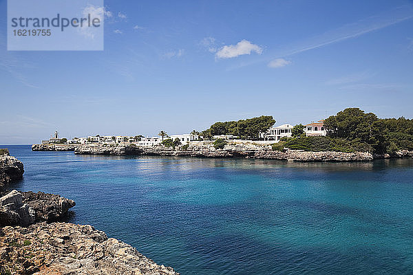 Spanien  Menorca  Ciutadella  Blick auf die Einfahrt in den geschützten Hafen