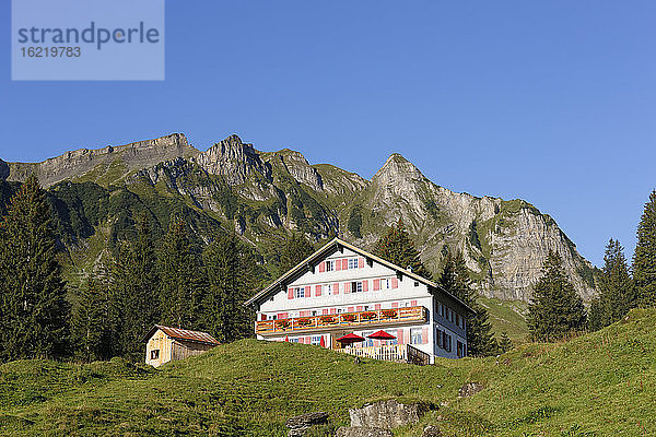 Österreich  Vorarlberg  Blick auf das Alpengasthaus Edelweiss und den Kilppern im Hintergrund