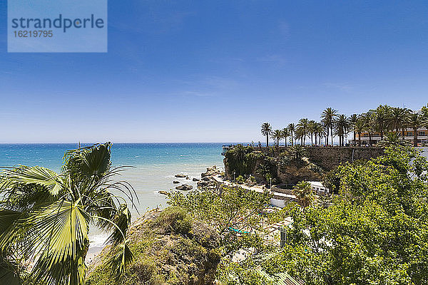 Spanien  Andalusien  Blick auf den Ferienort Nerja mit der Bucht Playa del Calahonda