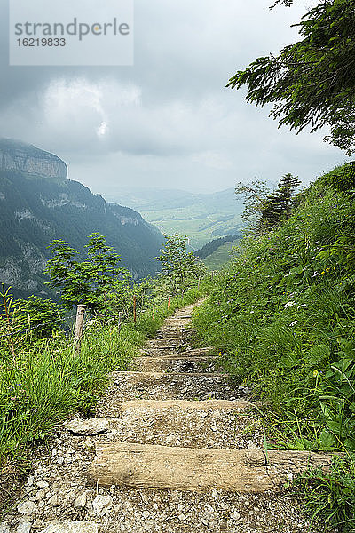 Schweiz  Blick auf Schrennenweg Wanderweg zur Meglisalp