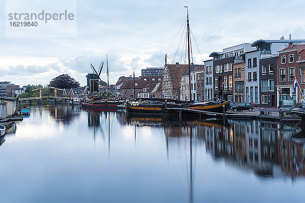 Niederlande  Südholland  Leiden  Segelboot im alten Hafen von Galgewater vertäut
