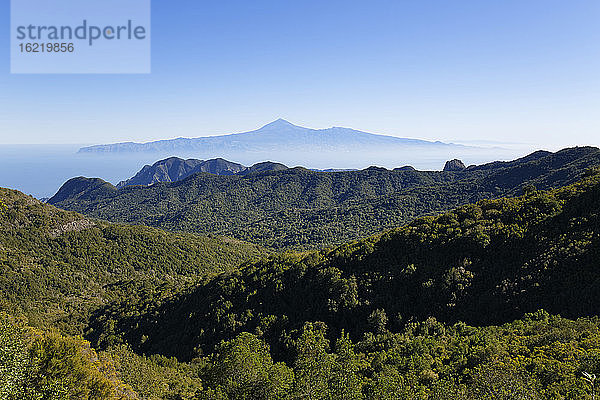 Spanien  La Gomera  Blick auf den Garajonay-Nationalpark und Teneriffa im Hintergrund