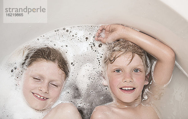 Österreich  Junge und Mädchen entspannen sich in der Badewanne  lächelnd