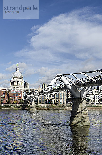 Vereinigtes Königreich  London  Blick auf die Millennium Bridge mit St. Pauls Cathedral im Hintergrund