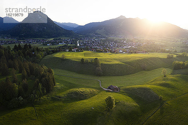 Luftaufnahme von Pfronten bei Sonnenuntergang  Bayern  Deutschland