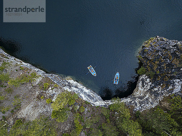Russland  Republik Karelien  Ruskeala  Luftaufnahme von Booten am Ufer des Marmorsees