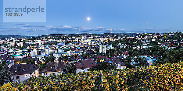 Deutschland  Baden-Württemberg  Stuttgart  Mond leuchtet über Häusern im Stadtteil Relenberg