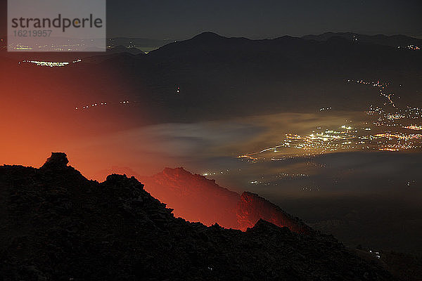 Guatemala  Pacaya  Aktiver Vulkan  Stadt im Hintergrund