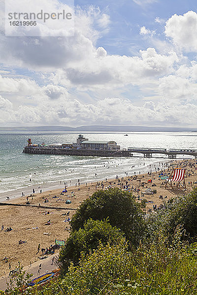 England  Dorset  Bournemouth  Menschen am Strand
