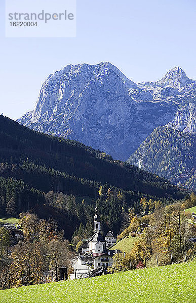 Deutschland  Bayern  Kapelle mit Bergen im Hintergrund