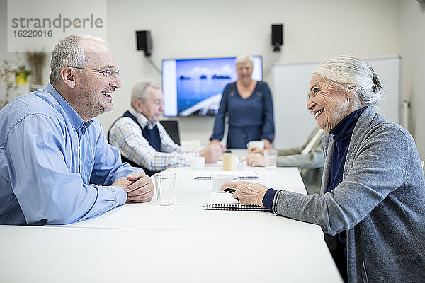 Gruppe aktiver Senioren  die an einem Seniorenbildungskurs teilnehmen