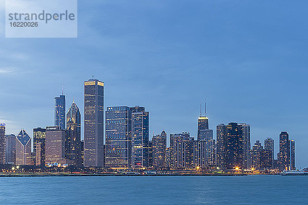 USA  Illinois  Chicago  Blick auf Skyline mit Michigansee